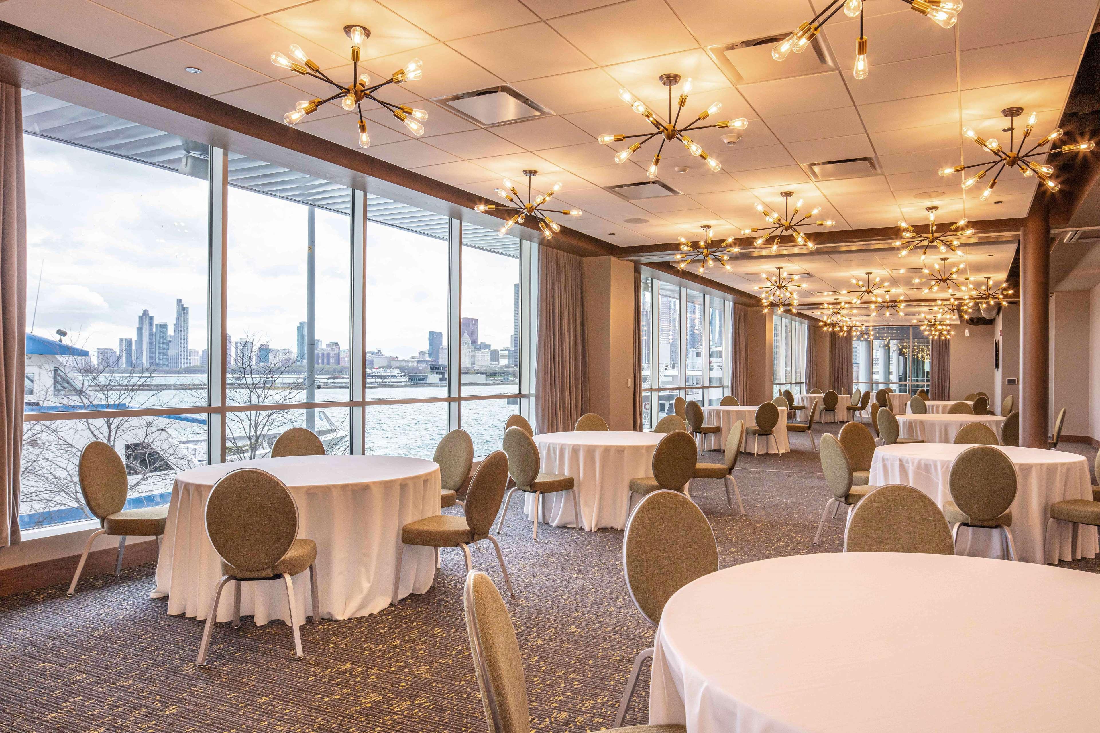 Отель Sable At Navy Pier Chicago, Curio Collection By Hilton Экстерьер фото